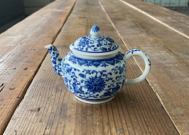 SALE】景徳鎮老料青花缠枝莲茶壺 | – 茶心雲南 –